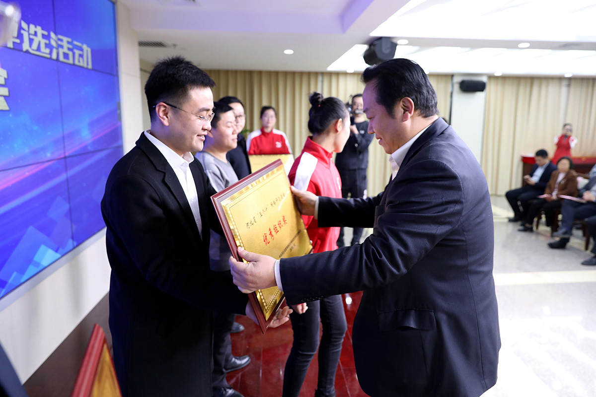 1545880570466109.jpg 省委網(wǎng)信辦副主任牛蘭東同志為獲獎代表頒獎.jpg